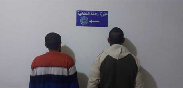 يسرقان لوحات إعلانيّة في زحلة... ويبيعانها لأحد السوريين (صور)