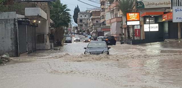 في صيدا.. الطرقات غارقة بالمياه وحركة الملاحة البحرية متوقفة