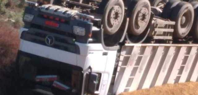 انقلاب شاحنة محملة بالبحص على طريق جرد فنيدق.. كيف حال سائقها؟