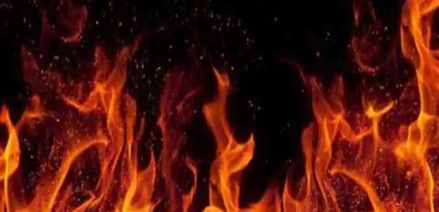 بسبب ماس كهربائي... اشتعال النيران داخل سيارة على هذه الطريق
