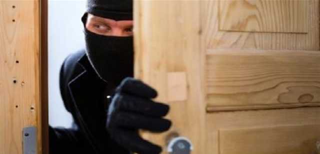 مسلّحان اقتحما منزلاً... وسرقا من أحد المواطنين مبلغاً بالدولار إليكم قيمته