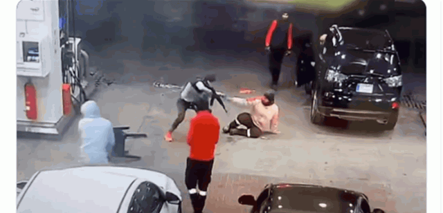 فيديو لمسلح يهاجم محطة محروقات في الدامور.. شاهدوه الآن!