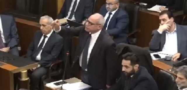 نائب يُهدّد بالخروج من قاعة المجلس كـبطل... وبرّي يردّ عليه: يعطيك العافية