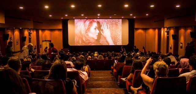 نتفليكسيزاحم دور السينما... والمشاهدة من المنزل من شو بتشكي؟