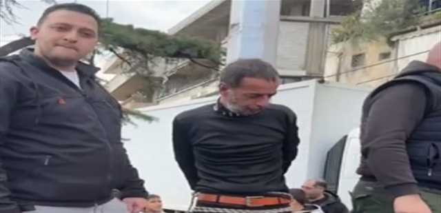 بالفيديو... أوقفوا أحد الأشخاص وعلّقوه على عمود!