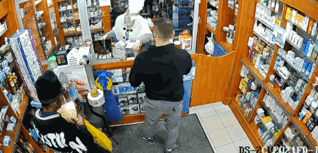 فيديو من قلب الضاحية.. شاهدوا ماذا حصل داخل صيدلية!