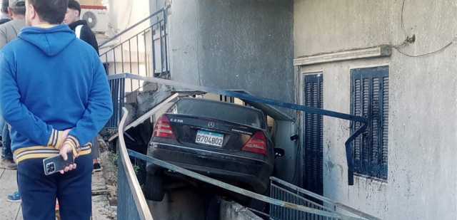 حادث سير مروّع... سيارة اصطدمت بأحد المباني واستقرّت على الشرفة!