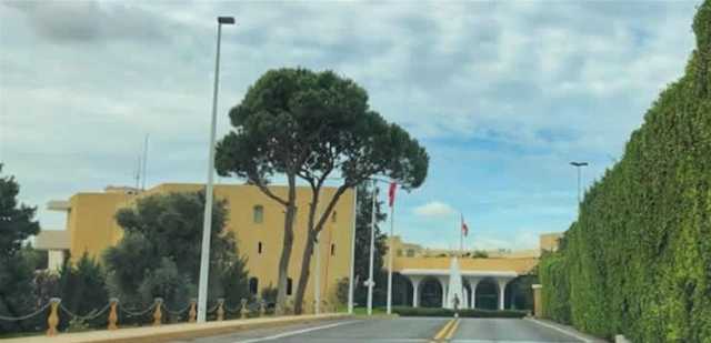طريق بعبدا مقفلة بدواليب المواقف...متى تُزال؟