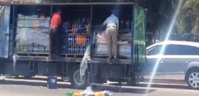 بالفيديو... اعترضا شاحنة بيبسي وهذا ما فعلاه!