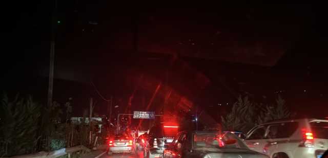 زحمة سير على طريق عام الضنية.. اليكم السبب