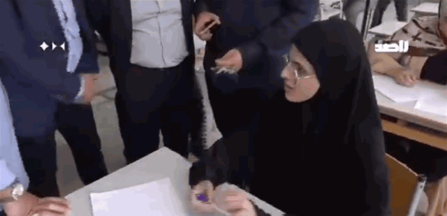 فيديو مؤثر لطالبة لبنانية أثناء الإمتحانات: نحنا عم نكتب نصر الجنوب!