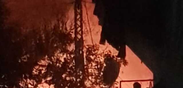 بالصور.. حريق كبير داخل ملعب في التبانة والأهالي يناشدون