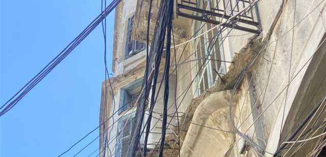 في طرابلس.. شرفة سقطت بسبب الهزة الأرضية (صورة)