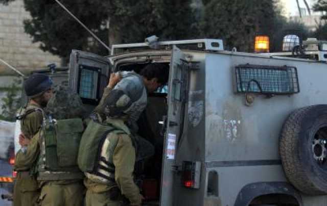 قوات الاحتلال تعتقل ثلاثة فلسطينيين من مدينة الخليل