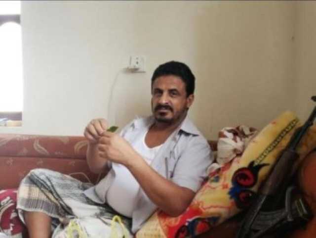 مشرف حوثي شهير ”يتناول القات جوار علي ابن أبي طالب” بعدما قضى نحبه على يد ولد عمه ”فيديو”