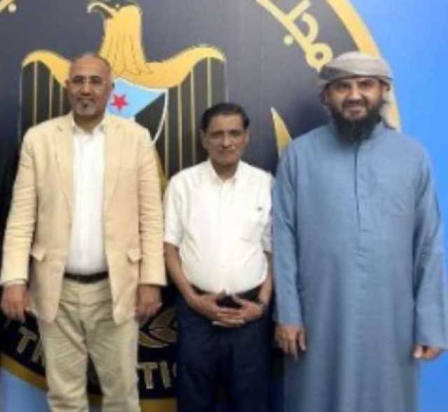المحرمي يتحسس رأسه والبحسني يعض أصابعه.. أنباء عن تغييرات لتقليص أعضاء الرئاسي ودخول مجلس حضرموت الوطني
