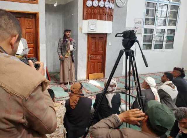 من جامع بناه مغتربون في أمريكا.. خطيب حوثي بمحافظة إب يفتي بضرورة معاداة الولايات المتحدة