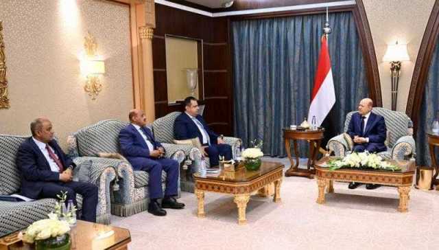 العليمي يصدر توجيهات جديدة لرئيس الوزراء ومحافظ البنك المركزي ووزير المالية