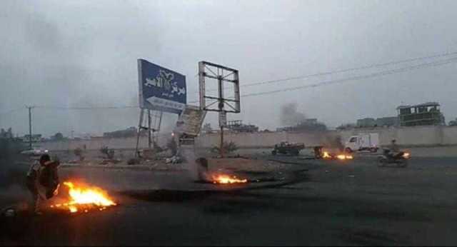 محتجون يقطعون الطريق الرئيسي الرابط بين لحج وعدن