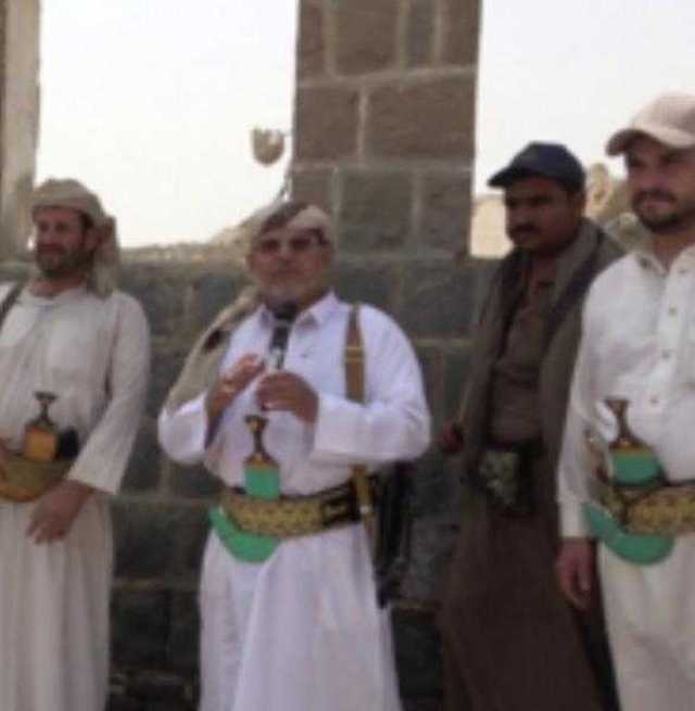 شقيق زعيم المليشيا يتحدى إضراب المعلمين والمعلمات في صنعاء والمحافظات الواقعة تحت سيطرتهم بسلاحه (صور)