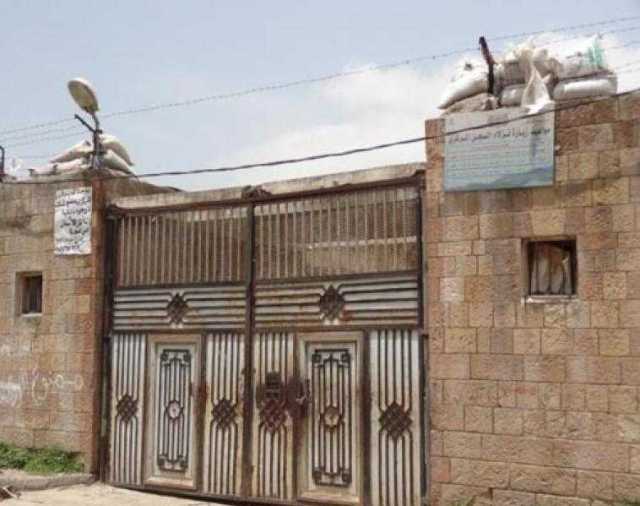 المليشيا في إب تجبر اسرة سجين توفي داخل السجن بسبب اختناقه على دفنه وتخلي مسؤوليتها