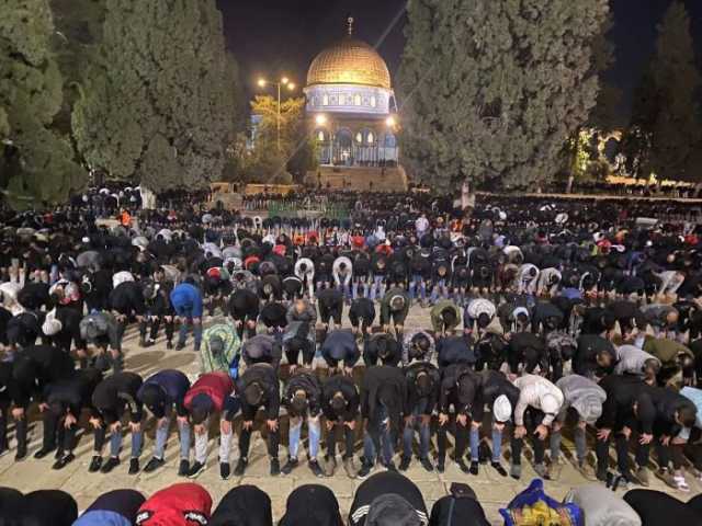 25 ألفا يؤدون صلاتي العشاء والتراويح في المسجد الأقصى المبارك
