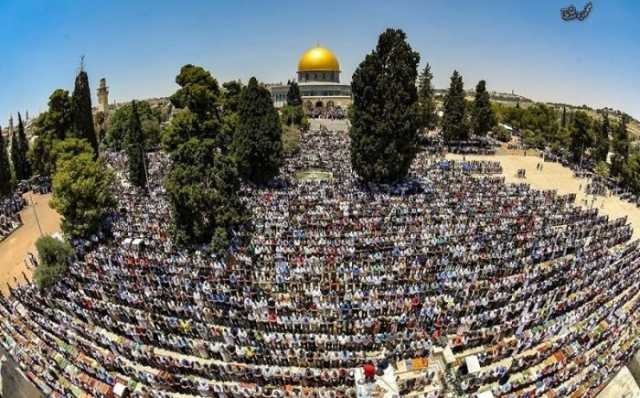 120 ألفا يؤدون الجمعة الثانية من رمضان في الأقصى رغم إجراءات الاحتلال