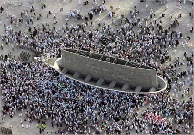الحجاج المتعجلون يرمون الجمرات الثلاث في ثاني أيام التشريق ويتوجهون لطواف الوداع حول الكعبة