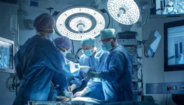 عضلات منحوتة بـ6 دقائق.. كيف أصبحت جراحة الشد الخيار المفضل للرجال؟