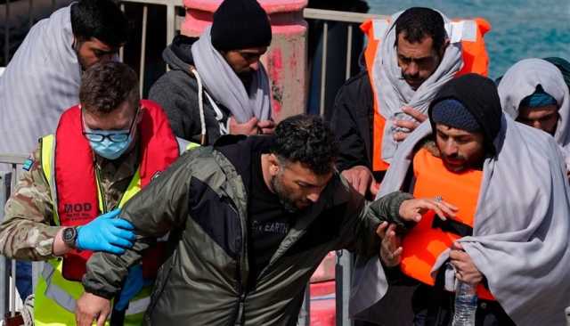بريطانيا تعتقل 30 شخصاً على صلة بعصابات تهريب البشر