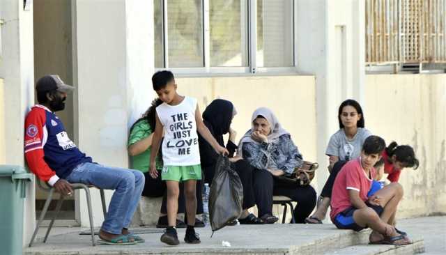 نزوح تحت القصف.. فارون من جنوب لبنان يلجأون إلى مدارس بيروت