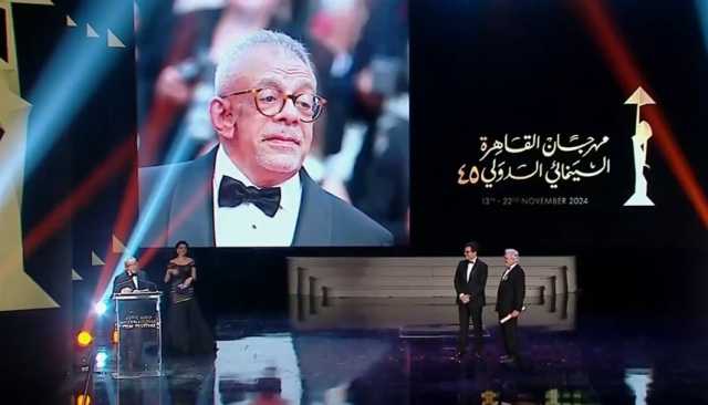 يسري نصرالله يبكي.. وأحمد عز يهدي جائزته إلى 'الزعيم' في القاهرة السينمائي
