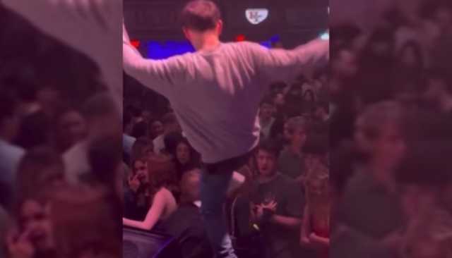 فيديو يحرك الشرطة.. مغني شهير يركل معجباً في رأسه