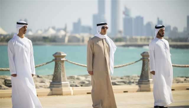 منصور بن زايد يرفع علم الإمارات على سارية قصر الوطن