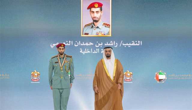 سيف بن زايد يكرم نخبة كوادر متميزة بأوسمة رئيس مجلس الوزراء