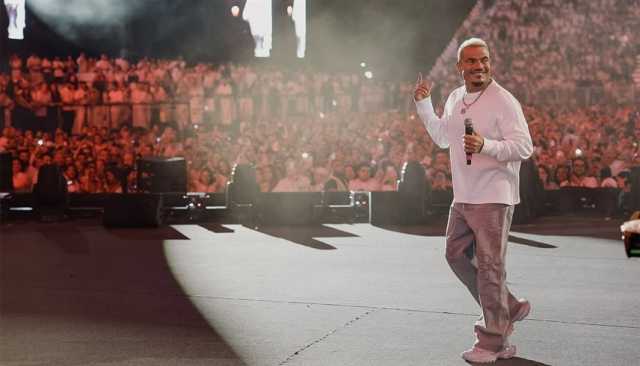 'فقدنا ملحناً عظيماً'.. عمرو دياب يرثي محمد رحيم في حفله بدبي
