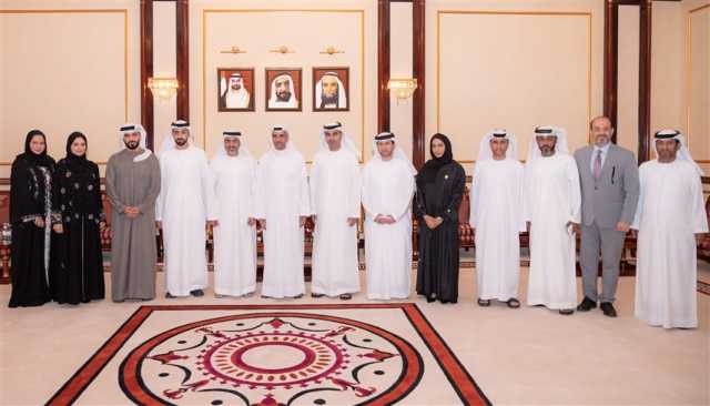 حمد الشرقي يتسلم صوراً نادرة احتفاء بالذكرى الخمسين لتوليه مقاليد الحكم بالفجيرة