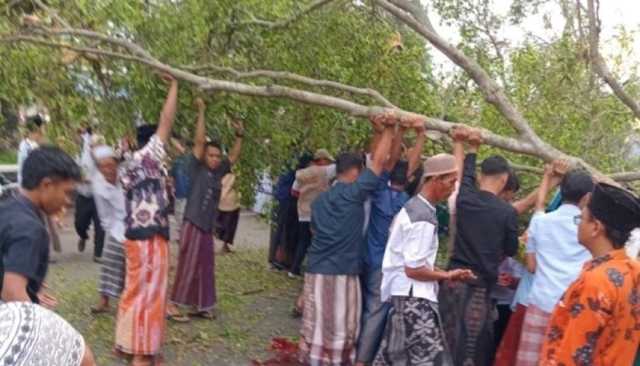 إندونيسيا.. وفيات بعد سقوط شجرة على المصلين خلال صلاة عيد الفطر