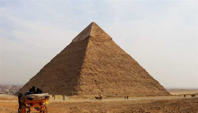 أعمدة أسفل هرم خفرع!