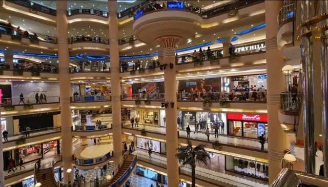 لم يمت! شاب يلقي بنفسه من الطابق الثامن داخل مول في القاهرة