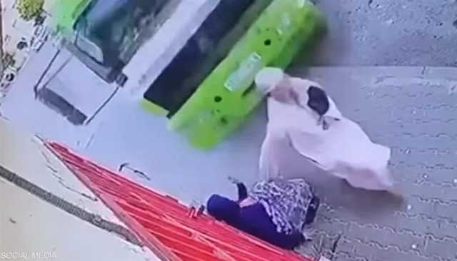 فيديو صادم.. شاحنة بلا مكابح تقتل سيدة ونجاة رجل بأعجوبة في المغرب