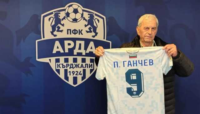 بعد إعلان وفاته.. لاعب يتابع مباراة من المنصة الشرفية