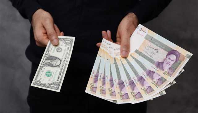 إلى أدنى مستوى..الريال الإيراني يتدهور أمام الدولار