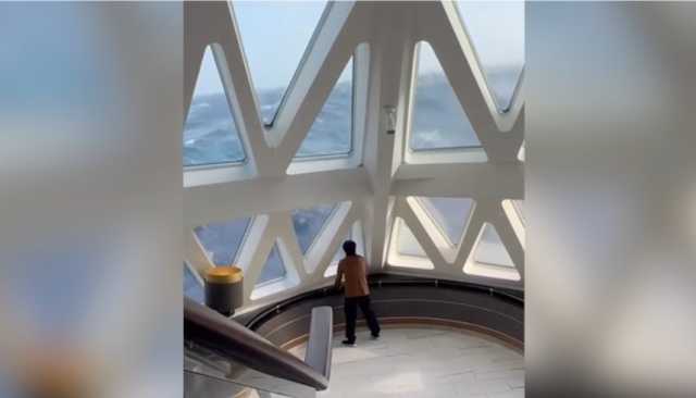 فيديو مروع.. أمواج بارتفاع 40 قدماً تبتلع سفينة سياحية بالكامل