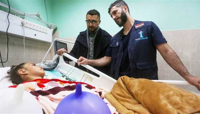 'الطبيب المعجزة' على الأعناق في غزة.. ما قصته؟