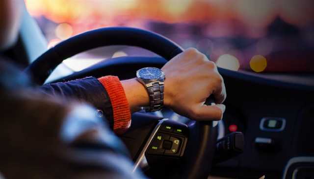عند 130 كلم/ ساعة.. شرطة الشارقة تتعامل مع سائق تعطل مثبت السرعة