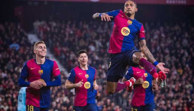 برشلونة يسحق إشبيلية ويضيق الخناق على الريال