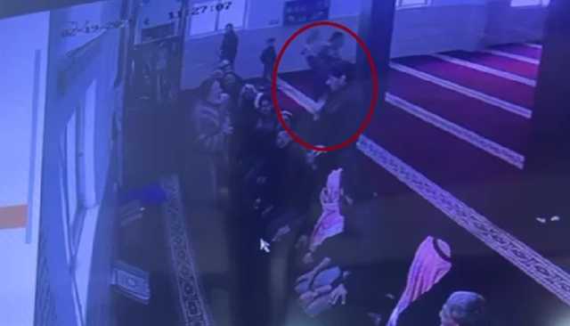 فيديو يُشغل الأردن.. شخص يهاجم مصلين بساطور