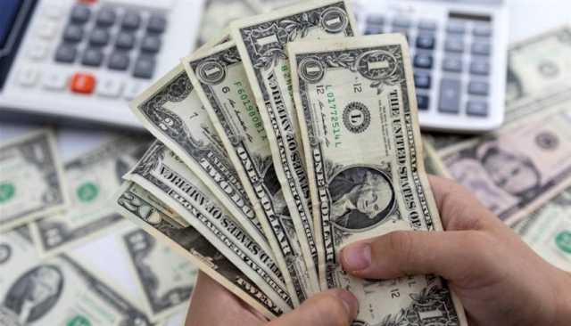 الدولار يصعد مع تجدد المخاوف بشأن الرسوم الجمركية