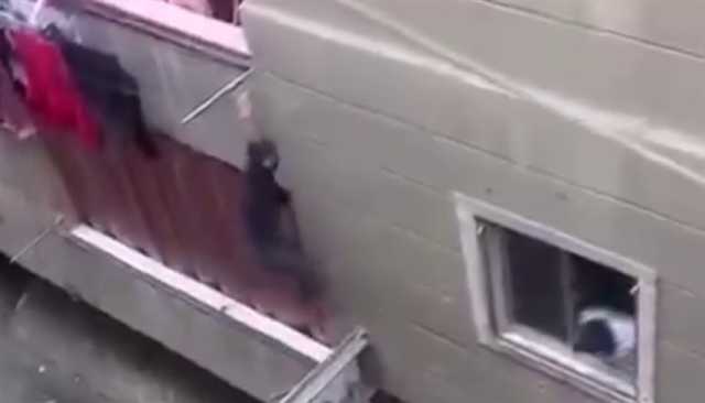 فيديو يوثق لحظة هروب لص بطريقة 'سبايدر مان'